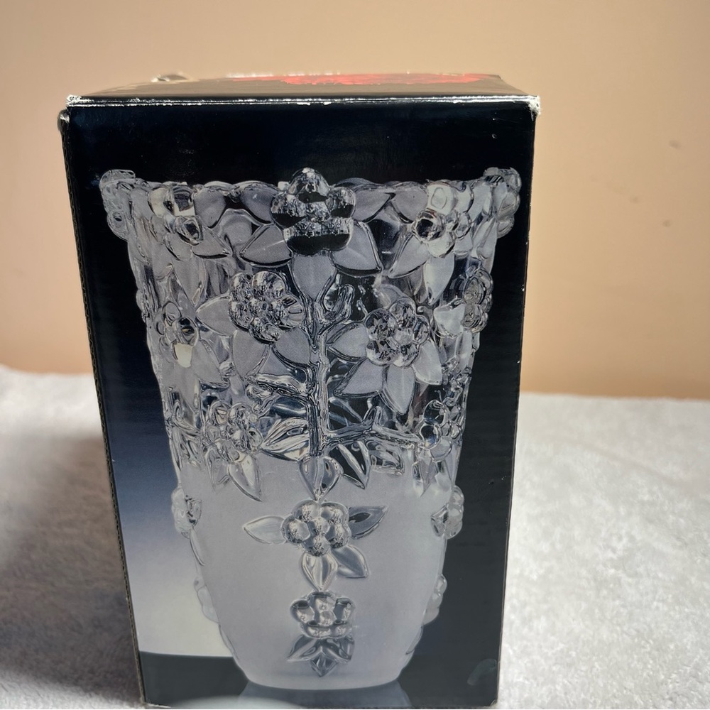 Mikasa Carmen SA 510/616 6.25" Crystal Glass Frosted Embossed Floral Vase In Box - Picture 8 of 11